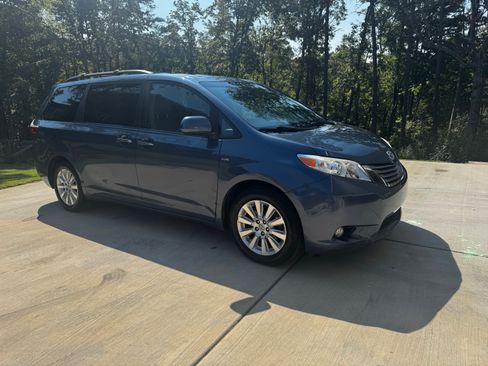 Used 2016 Toyota Sienna XLE Premium image 2