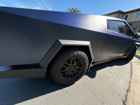 Used 2024 Tesla Cybertruck AWD Crew Cab image 5