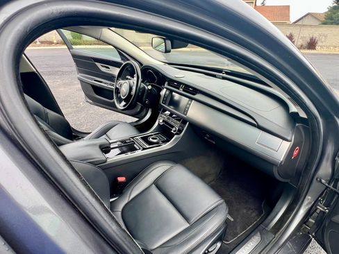 Used 2017 Jaguar XF Premium image 14