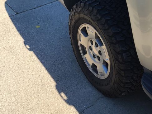 Used 2011 Chevrolet Tahoe LS image 32