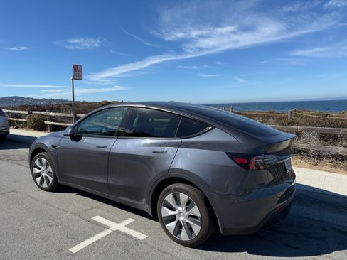 Used 2022 Tesla Model Y Long Range image 2