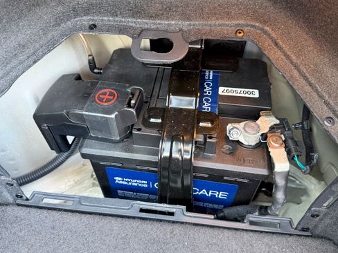 Used 2019 Hyundai Ioniq Plug-In Hybrid image 23