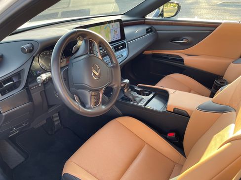 Used 2023 Lexus ES 300h w/ Premium Package image 9