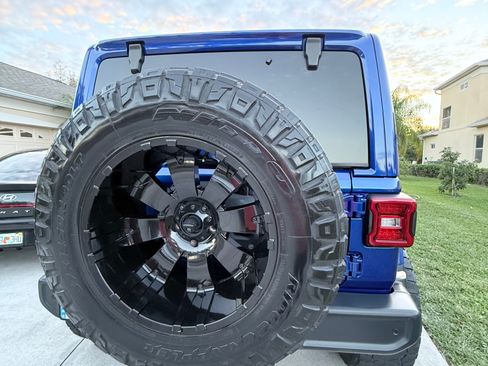 Used 2019 Jeep Wrangler Unlimited Sahara image 5