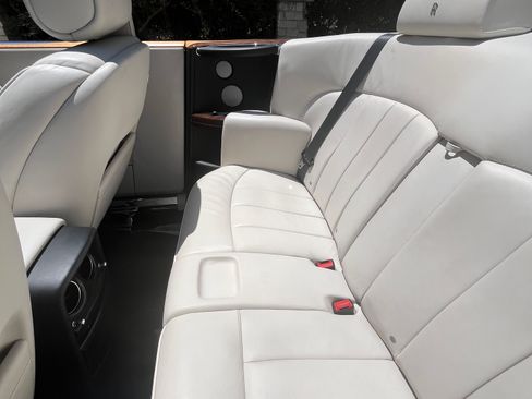 Used 2014 Rolls-Royce Phantom Drophead Coupe RWD image 16