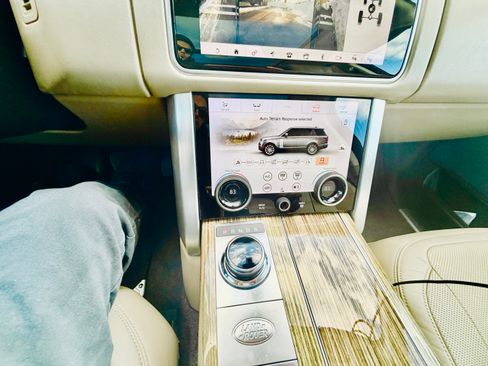 Used 2018 Land Rover Range Rover HSE image 21