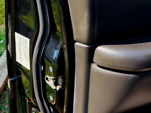 Used 2010 Lincoln Town Car Signature Limited image 4