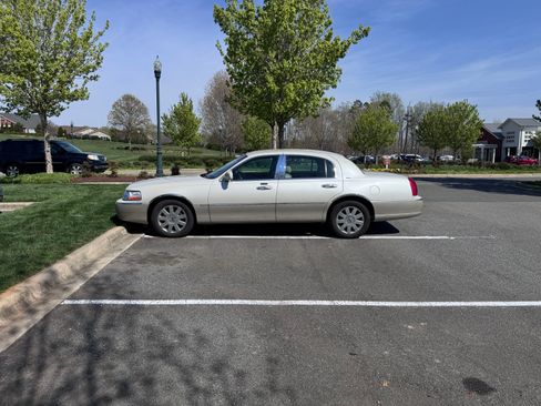 Used 2004 Lincoln Town Car Ultimate image 5