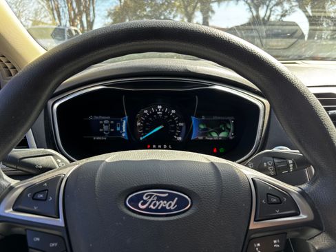 Used 2018 Ford Fusion SE image 5