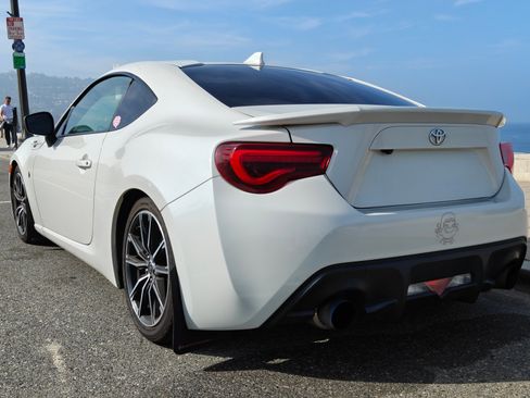 Used 2017 Toyota 86 image 1