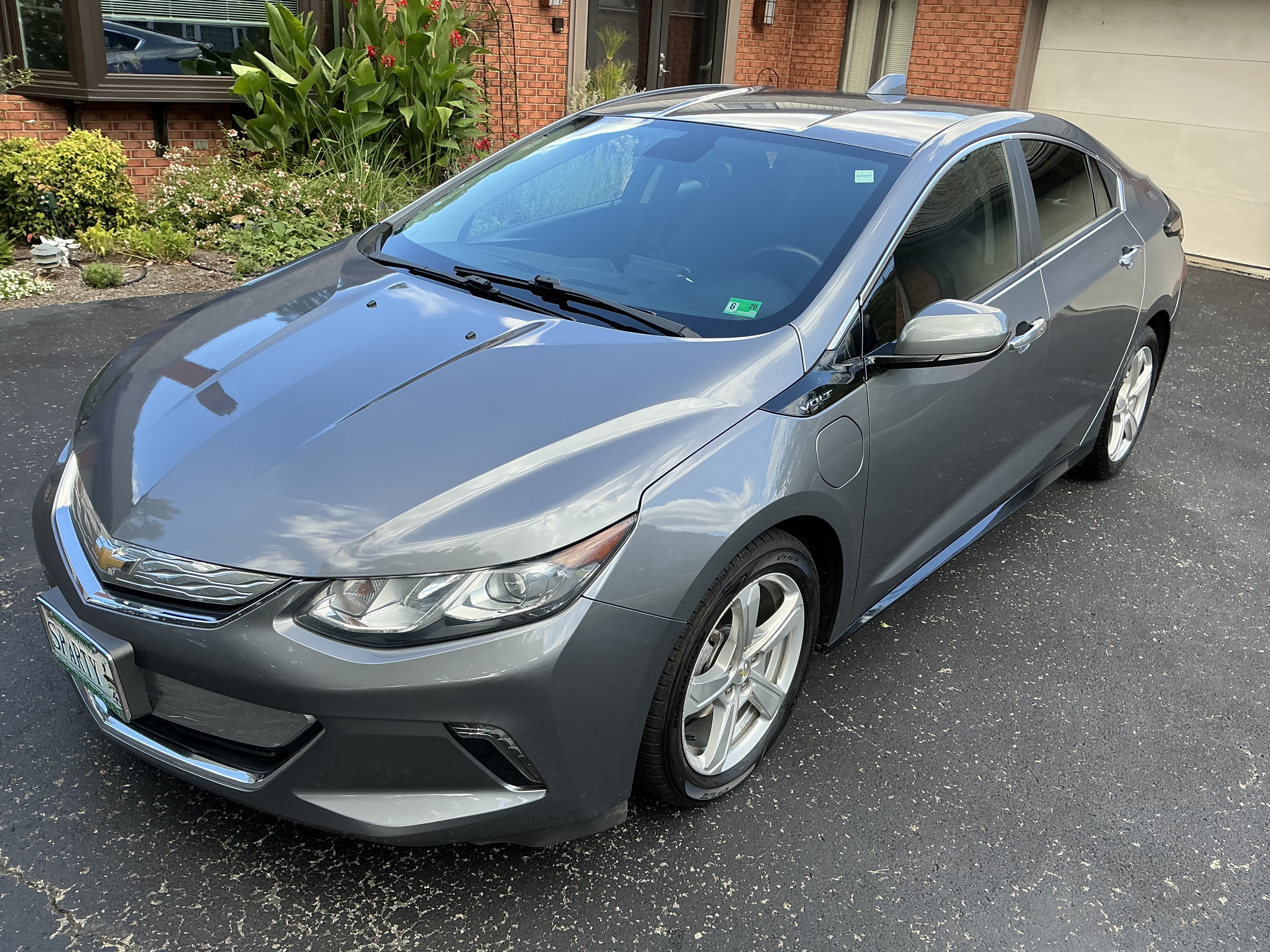 Used 2018 Chevrolet Volt LT w/ Comfort Package FWD image 1