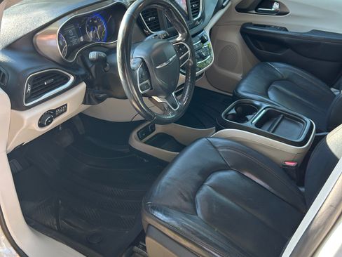 Used 2020 Chrysler Pacifica Touring-L FWD image 5