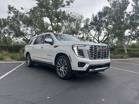 Used 2025 GMC Yukon XL Denali w/ Denali Reserve Package image 2