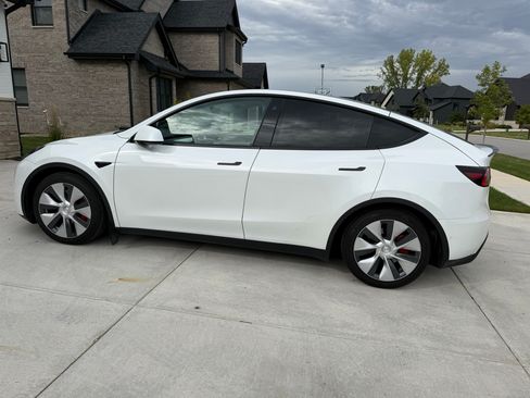 Used 2022 Tesla Model Y Performance AWD/4WD image 2