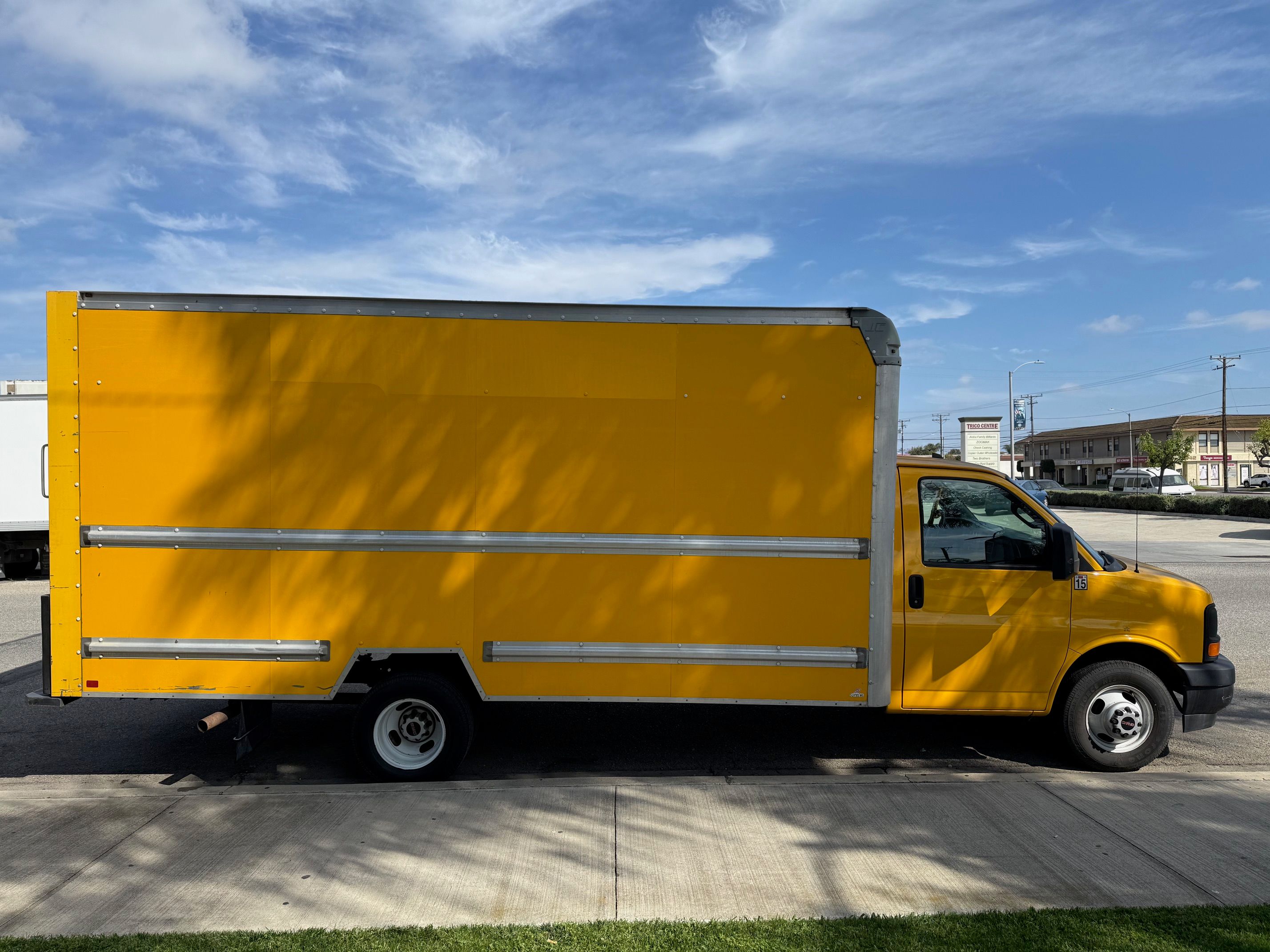Used 2017 GMC Savana 3500 Extended RWD image 2