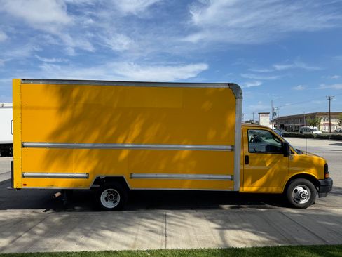 Used 2017 GMC Savana 3500 Extended image 2