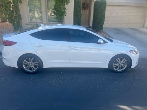 Used 2017 Hyundai Elantra SE image 2