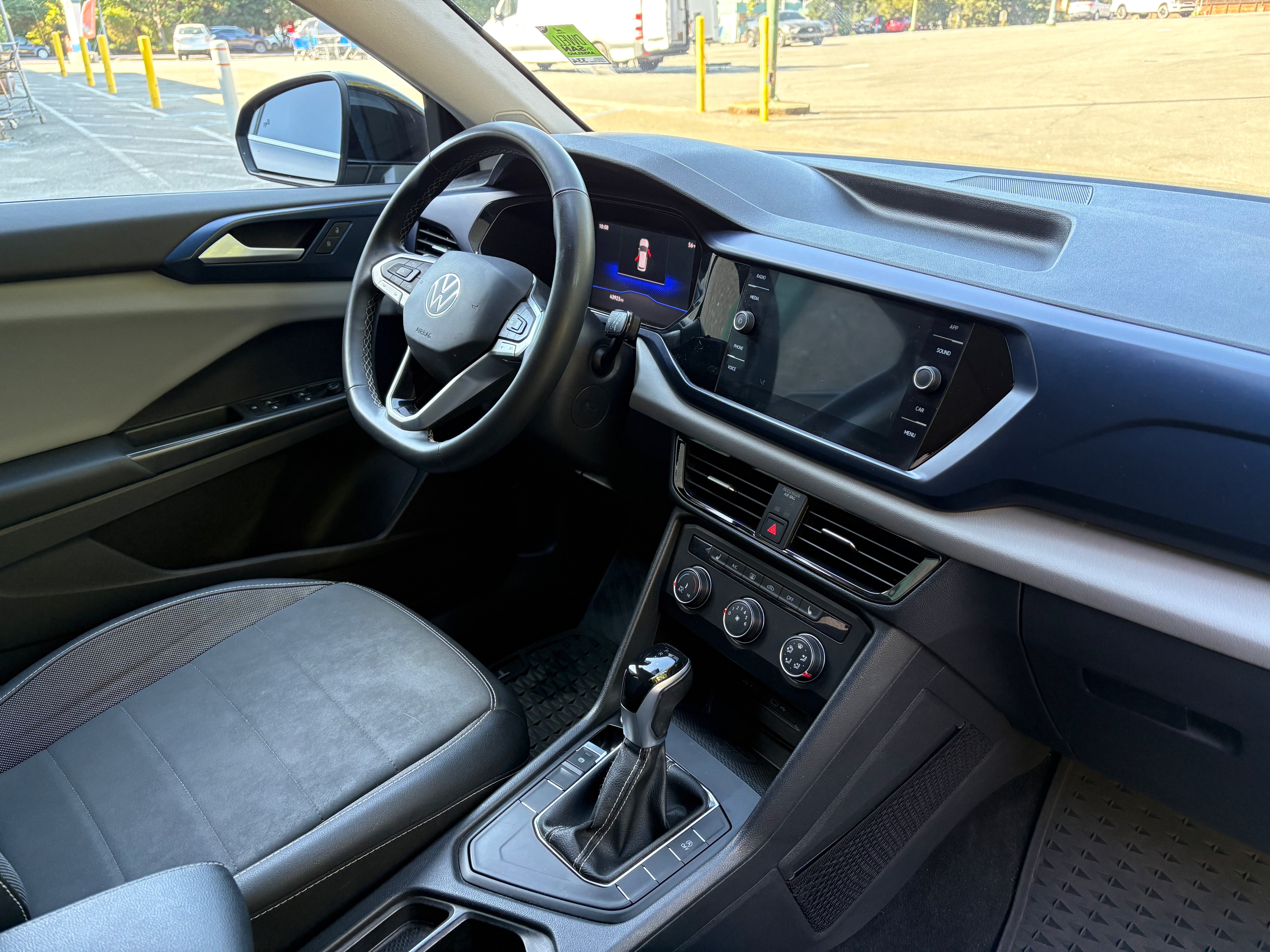 Used 2022 Volkswagen Taos SE FWD image 2