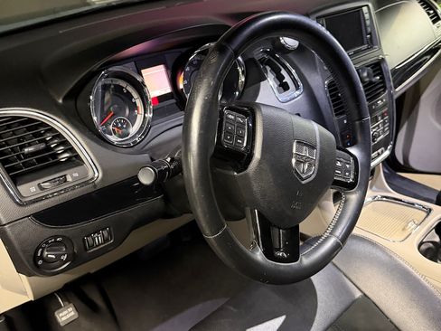 Used 2017 Dodge Grand Caravan SXT w/ Driver Convenience Group image 5