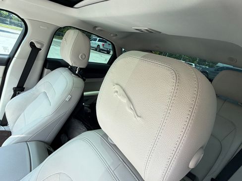 Used 2022 Jaguar XF SE RWD image 10