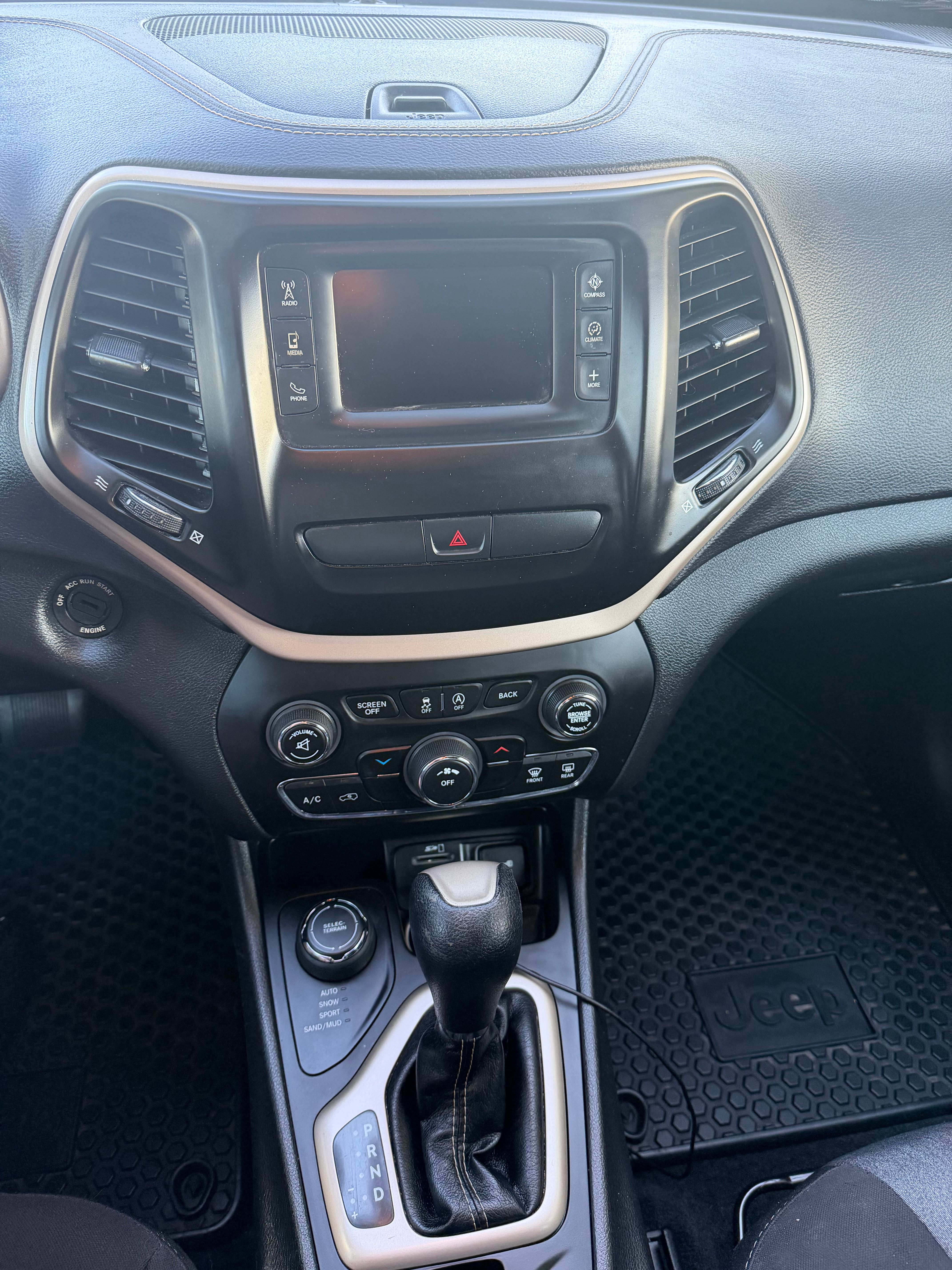 Used 2018 Jeep Cherokee Latitude w/ Altitude Package AWD/4WD image 11