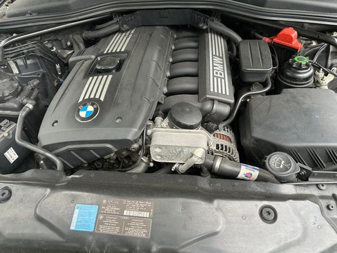 Used 2010 BMW 528i xDrive Sedan AWD/4WD image 2