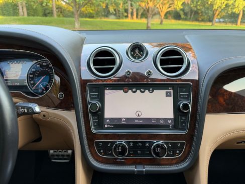 Used 2017 Bentley Bentayga AWD/4WD image 15