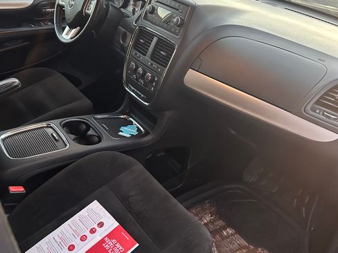 Used 2016 Dodge Grand Caravan SXT w/ UConnect Hands-Free Group image 2