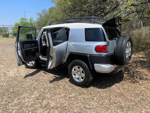 Used 2007 Toyota FJ Cruiser 4WD image 2