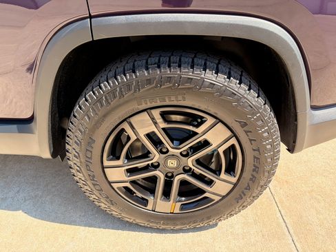 Used 2026 Rivian R1S Premium image 31