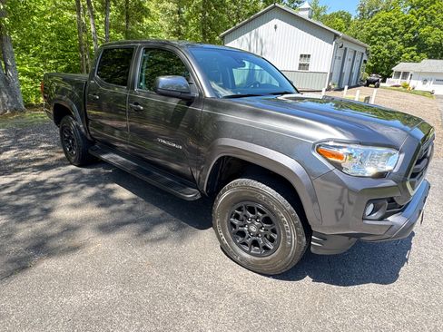 Used 2019 Toyota Tacoma SR5 AWD/4WD image 2
