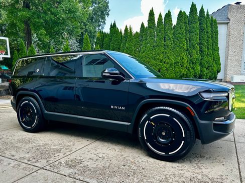 Used 2025 Rivian R1S Adventure image 5