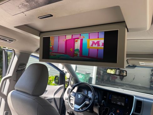 Used 2016 Toyota Sienna XLE Premium image 13