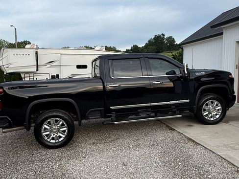 Used 2024 Chevrolet Silverado 3500 High Country w/ High Country Premium Package AWD/4WD image 5