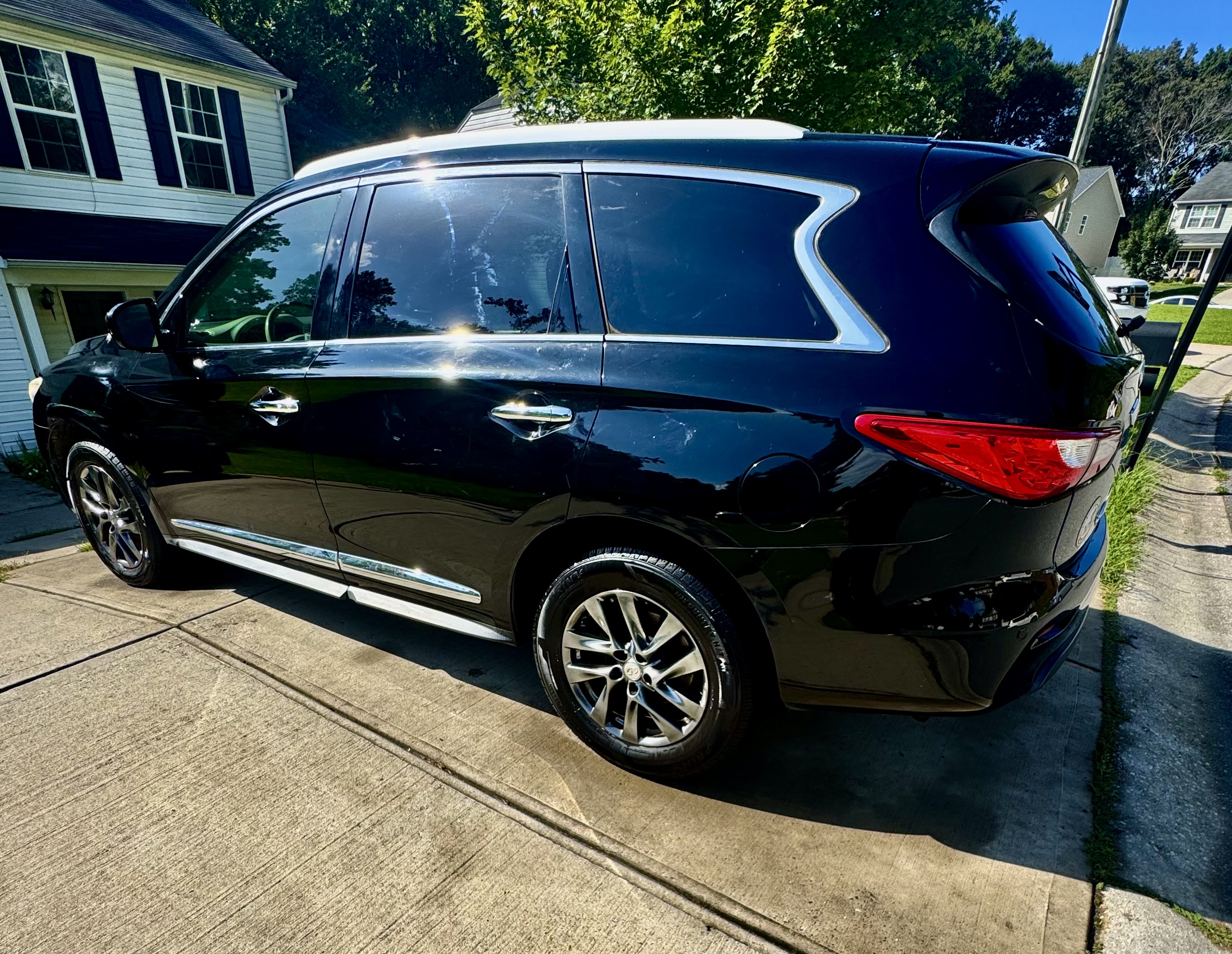 Used 2013 INFINITI JX35 AWD w/ Premium Pkg image 4