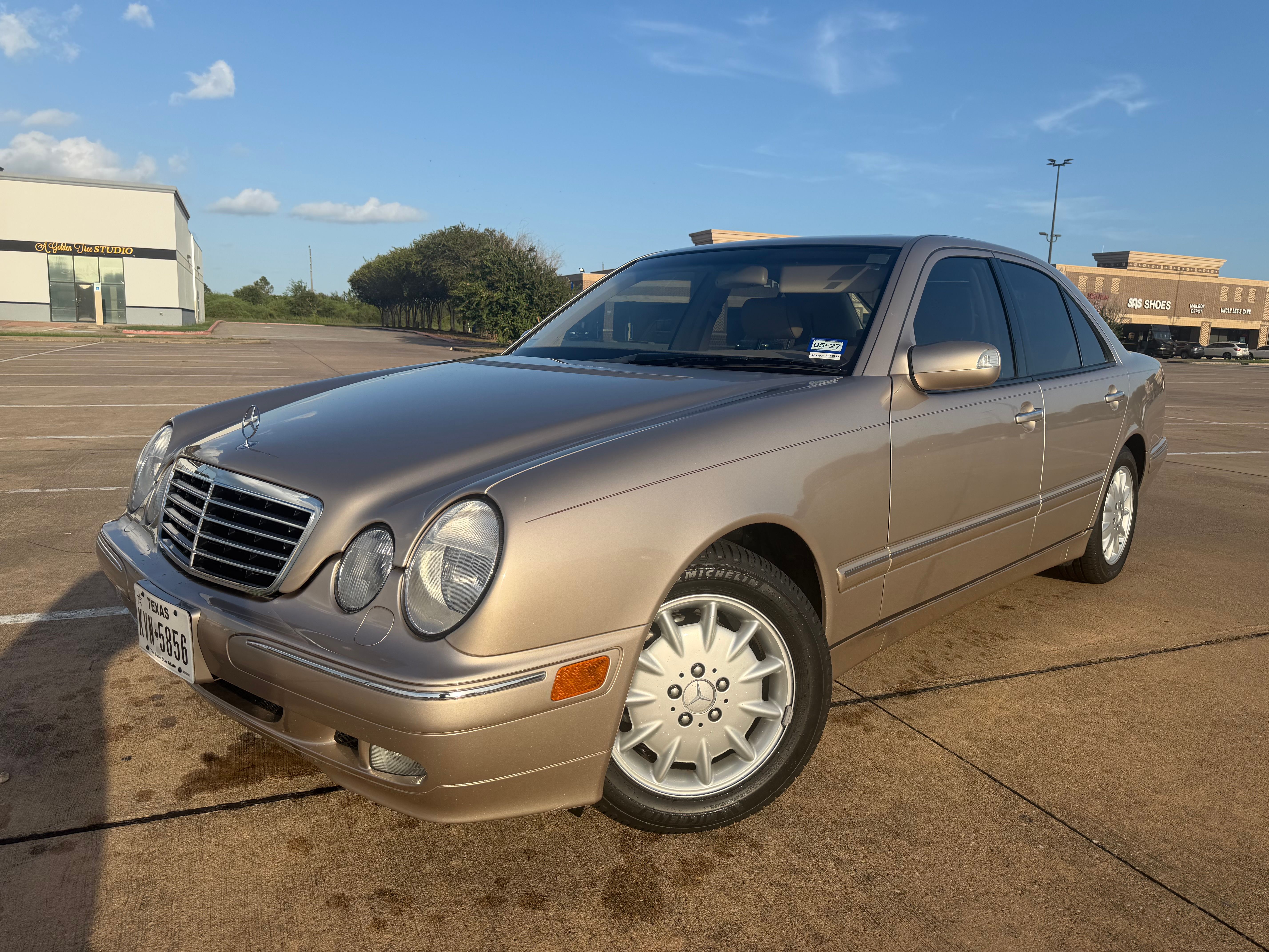 Used 2000 Mercedes-Benz E 320 Sedan image 1