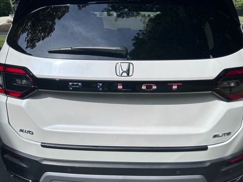Used 2025 Honda Pilot Elite image 9