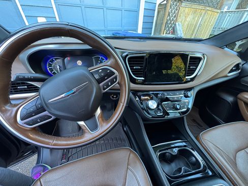 Used 2021 Chrysler Pacifica Limited w/ Premium & Safety Sphere Group FWD image 9