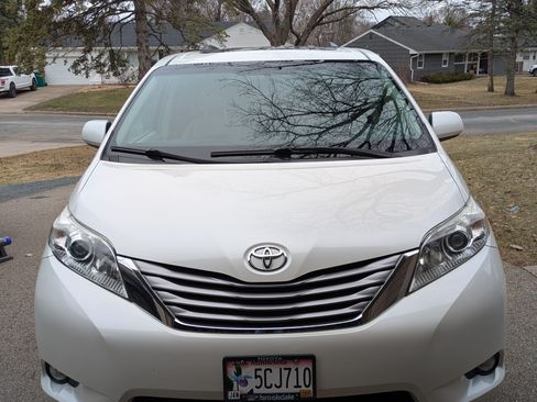 Used 2017 Toyota Sienna XLE w/ XLE Navigation Package image 5