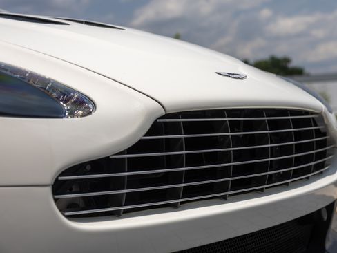 Used 2012 Aston Martin V12 Vantage Coupe RWD image 19