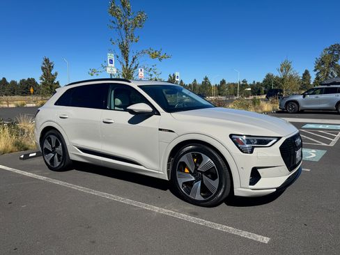 Used 2022 Audi e-tron Premium Plus image 1