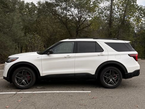 Used 2025 Ford Explorer ST-Line w/ ST-Line Street Pack image 12