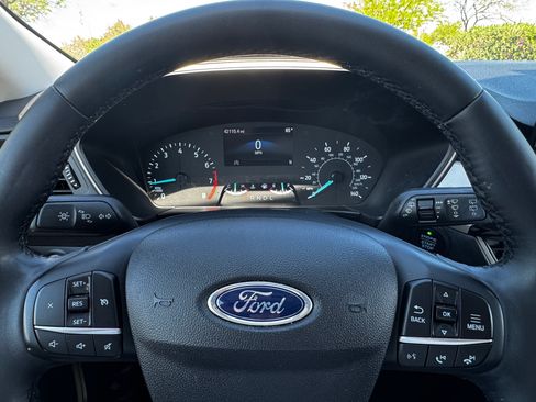 Used 2021 Ford Escape SE w/ SE Sport Appearance Package image 10