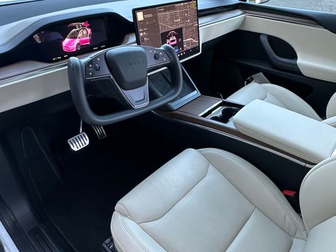 Used 2023 Tesla Model X image 11