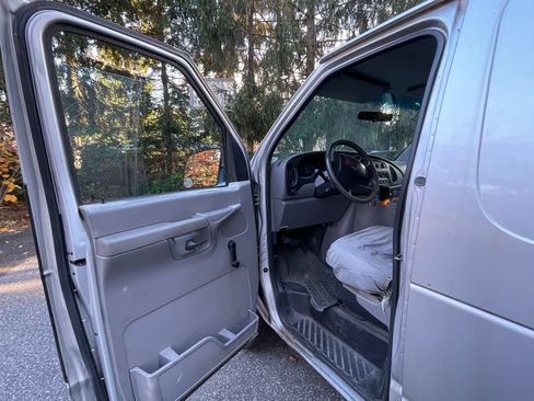 Used 2002 Ford E-350 and Econoline 350 Van image 16