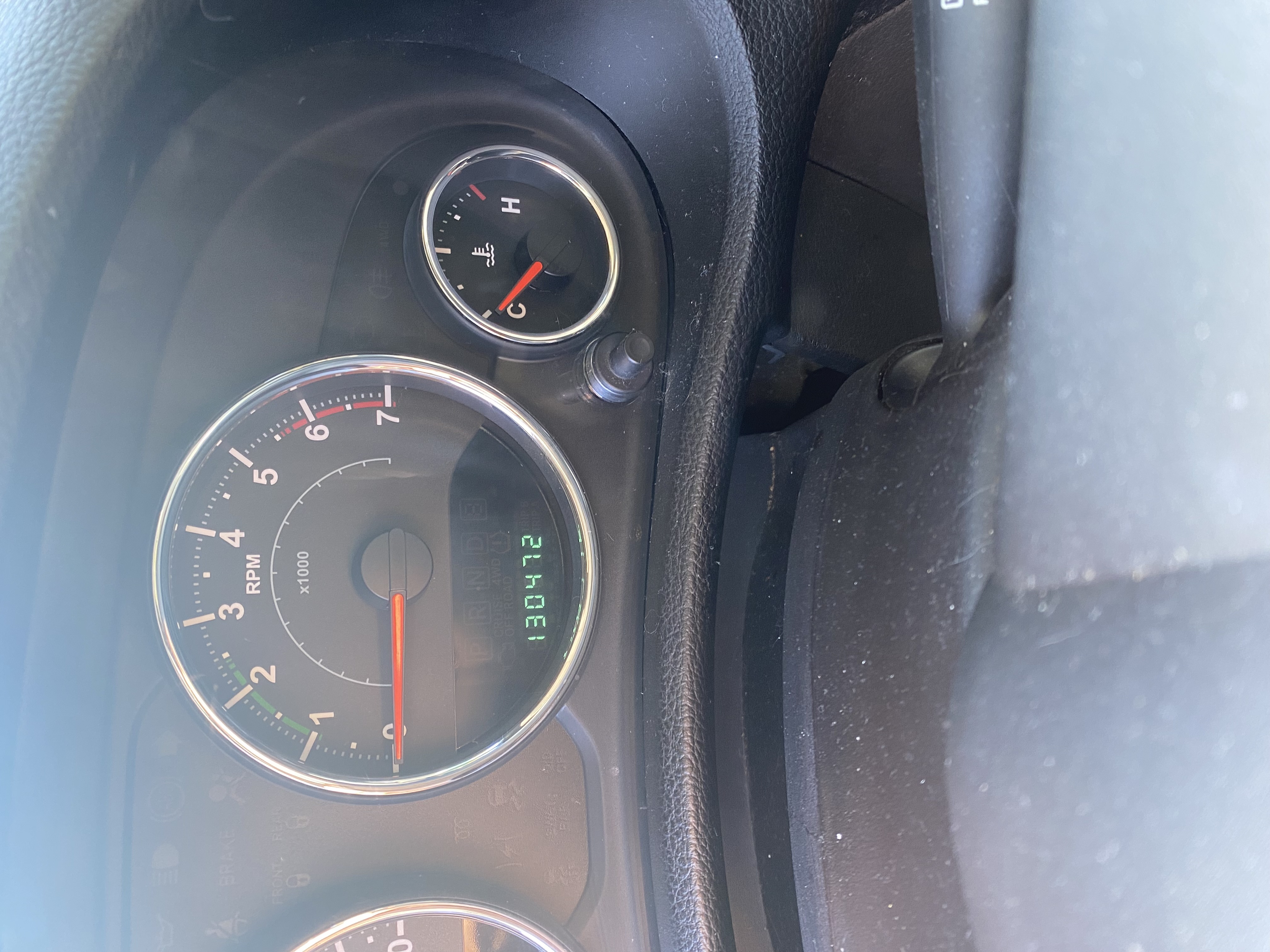 Used 2014 Jeep Wrangler Unlimited Sahara w/ Connectivity Group AWD/4WD image 9