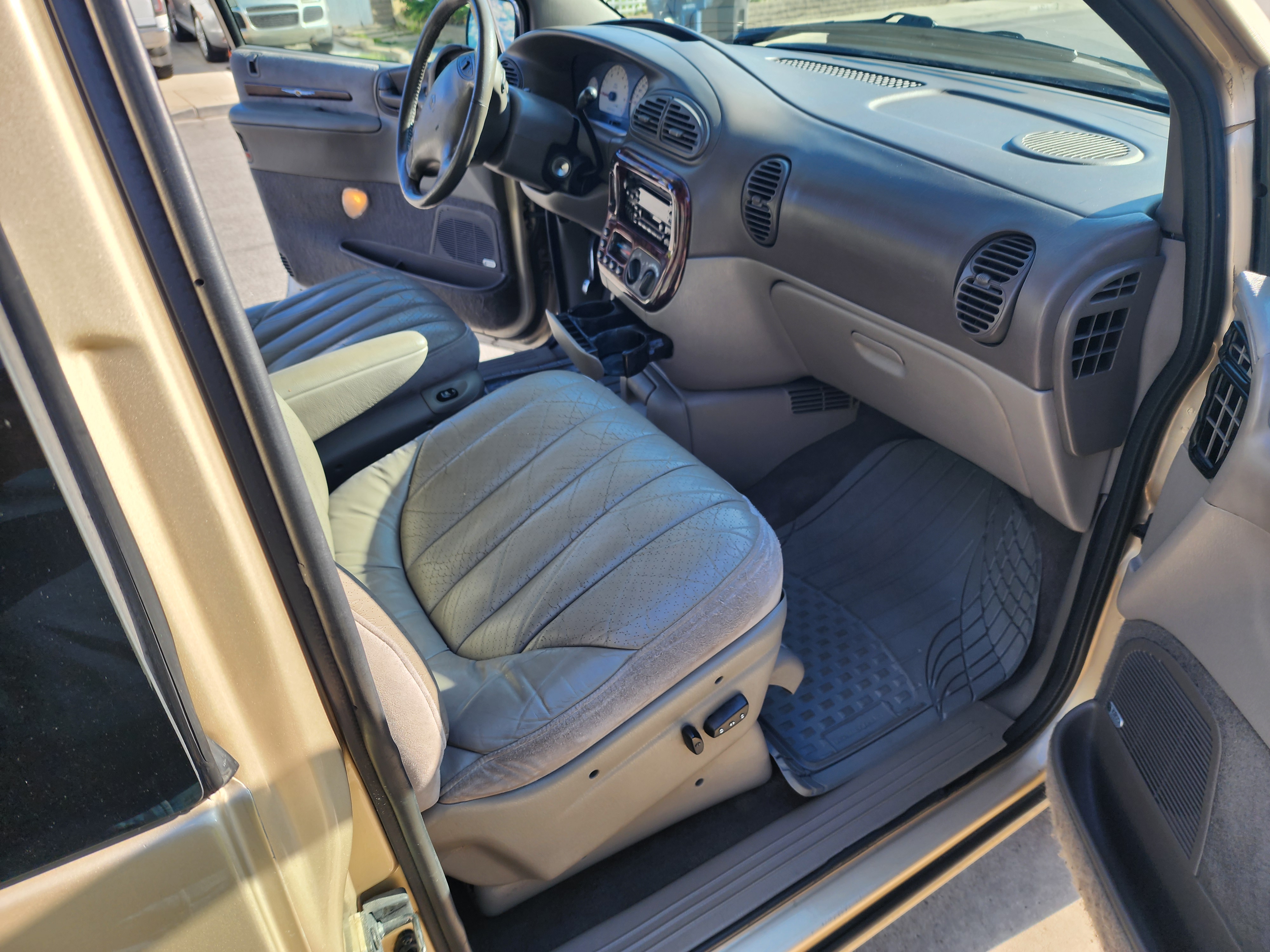 Used 2000 Chrysler Town & Country Limited FWD image 17