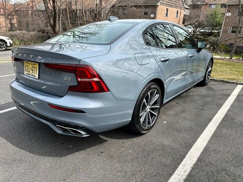 Used 2022 Volvo S60 B5 Momentum w/ Climate Package image 5