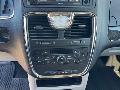 Used 2014 Chrysler Town & Country Touring w/ Driver Convenience Group image 6