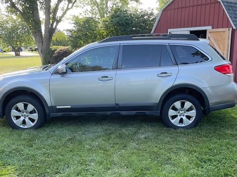Used 2011 Subaru Outback 2.5i Limited AWD/4WD image 1